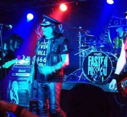 Ο μπασίστας των Faster Pussycat καταρρέει στη σκηνή (video) 