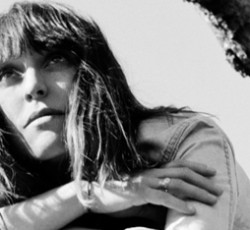 Η Feist στους δρόμους του Oakland 