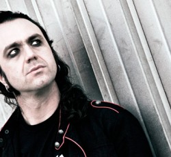 Ο τραγουδιστής των Moonspell φωτογραφήθηκε με τακούνια! 