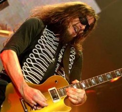 Ανακοίνωση των Guns N' Roses σχετικά με τον κιθαρίστα της μπάντας, Robin Finck 