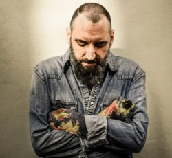 O Βρετανός τραγουδοποιός Fink ζωντανά στην Ελλάδα για δύο μοναδικές εμφανίσεις 