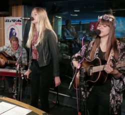 Οι First Aid Kit διασκευάζουν Jack Black και Jack White (video) 