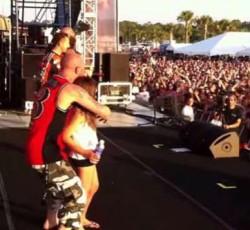 Κατακραυγή εναντίον των Five Finger Death Punch 