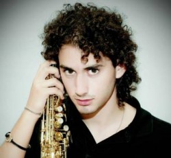 Ένα ελληνικό σαξόφωνο διασκευάζει Rainbow 
