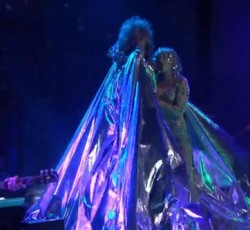 Flaming Lips και Miley Cyrus διασκευάζουν Beatles στο "Conan" 