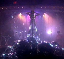 Οι Flaming Lips γδύνονται και διασκευάζουν David Bowie 