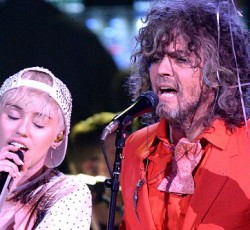 Διαθέσιμη η διασκευή των Flaming Lips στο ''Lucy Ιn Τhe Sky With Diamonds'' 