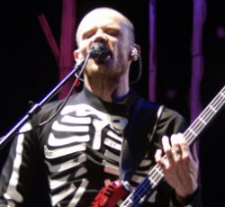 Flea (Red Hot Chili Peppers): «Η καριέρα μας είναι μια σειρά από ζωές, θανάτους και αναγεννήσεις» 