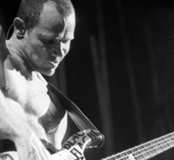 Flea (Red Hot Chili Peppers): «Δεν επιλέξαμε τα καλύτερα τραγούδια που είχαμε για το καινούργιο μας album» 