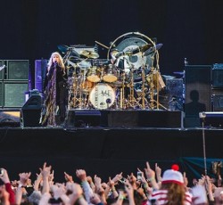 Οι Fleetwood Mac αφιερώνουν τραγούδι στον «εκπληκτικό» Dave Grohl