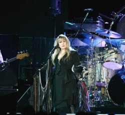 Μαζί επί σκηνής Fleetwood Mac και Christine McVie 