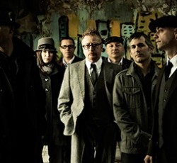 Πλησιάζουν οι δύο συναυλίες των Flogging Molly στη χώρα μας. Γνωρίστε από κοντά το συγκρότημα! 