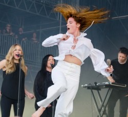 Οι Florence And The Machine διασκευάζουν το "Times Like These" προς τιμήν του Dave Grohl (video)