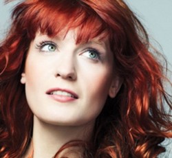 Δείτε τους Florence + The Machine να γιορτάζουν την τρίτη επέτειο του ντεμπούτου τους 