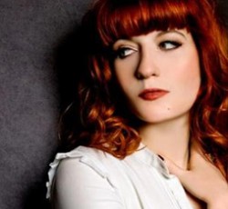 Οι Florence + The Machine γιορτάζουν τη δεύτερη εβδομάδα κορυφής στα βρετανικά charts 