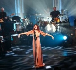 Ακούστε (και δείτε) την Florence Welch να ερμηνεύει Amy Winehouse 