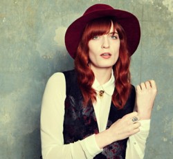 Δείτε την μεθυσμένη Florence να διασκευάζει Daft Punk και Gossip 