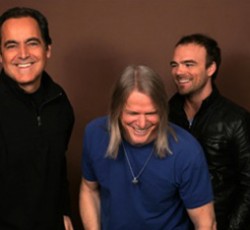 Mike Portnoy, Neal Morse και Steve Morse ενώνουν τις δυνάμεις τους και δημιουργούν τους Flying Colors 