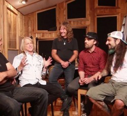 Video clip για το "Mask Machine" των Flying Colors 