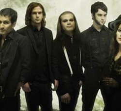 Αποχώρησε η τραγουδίστρια των Flyleaf, Lacey Sturm 