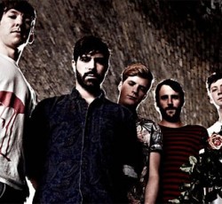 Οι Foals δίνουν στη δημοσιότητα το ωμό, αιματηρό video του "Late Night" 