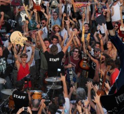 Οι Foo Fighters κρατούν την υπόσχεσή τους 