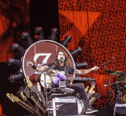 Αποκλείεται να μαντέψετε με ποιον διασκεύασαν το "Seven Nation Army" οι Foo Fighters