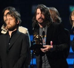 Foo Fighters, Bon Iver και Adele οι μεγάλοι νικητές των βραβείων Grammy 