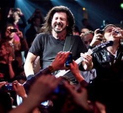 Ο Dave Grohl έδιωξε οπαδό από συναυλία των Foo Fighters 