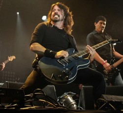 Δείτε τους Foo Fighters να διασκευάζουν εντυπωσιακά Roky Erickson 