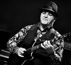Ο βιρτουόζος κιθαρίστας Frank Gambale απορρίπτει τις υπηρεσίες streaming 