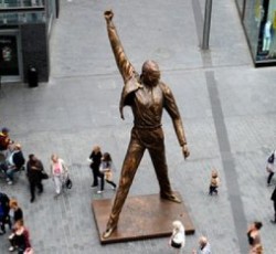 Μεταφέρθηκε το χάλκινο άγαλμα του Freddie Mercury των Queen