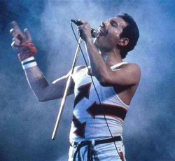 Δείτε τη λίστα του Ultimate-Guitar.com με τους δέκα καλύτερους rock τραγουδιστές όλων των εποχών 