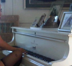 Η Lady Gaga στο πιάνο του John Lennon