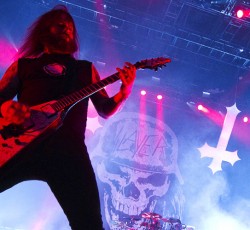 O Gary Holt έβαψε κιθάρα με το αίμα του! 