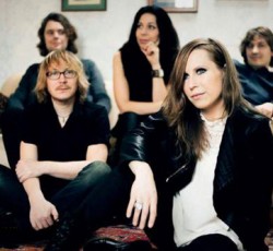 Όλα τα μέλη που έχουν περάσει απ' την καριέρα των The Gathering μοιράζονται την ίδια σκηνή 