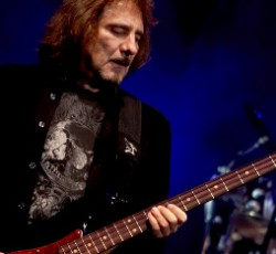 Geezer Butler: «Η φωνή της Amy θα επιζήσει περισσότερο από τα όσα της έχουν προσάψει κατά καιρούς»