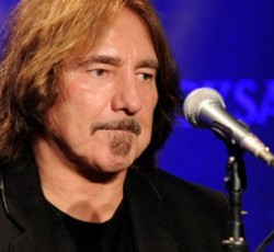 Ο Geezer Butler τοποθετείται για τον Bill Ward και αποκαλύπτει τον drummer που θα τον αντικαταστήσει