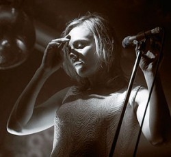 Οι Hooverphonic έχασαν τη φωνή τους 