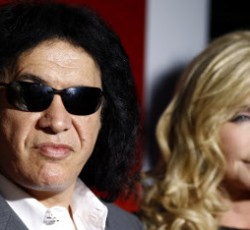 Ο Gene Simmons πουλάει merchandise από το γάμο του