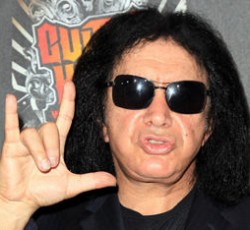 Gene Simmons: «Ο Axl χρειάζεται ένα γερό χέρι ξύλο»