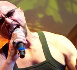 Ο Geoff Tate (Queensryche) «τα χώνει» επί σκηνής στο κοινό 
