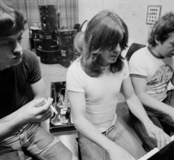 Επανακυκλοφορεί το album που ηχογράφησαν οι αδελφοί Young πριν δημιουργήσουν τους AC/DC 