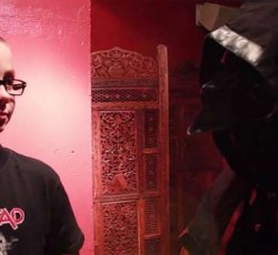 9-χρονο παιδί παίρνει συνέντευξη από τον Nameless Ghoul των Ghost (video) 