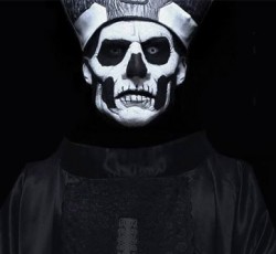 Διέρρευσε φωτογραφία του Papa Emeritus III (Ghost) χωρίς τη μάσκα 