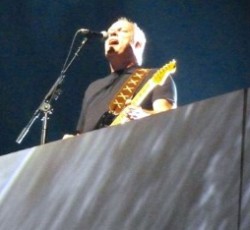 Στο Λονδίνο τελικά έκανε τη guest εμφάνισή του ο David Gilmour για το "The Wall Live". Μαζί και ο Nick Mason στη σκηνή! 