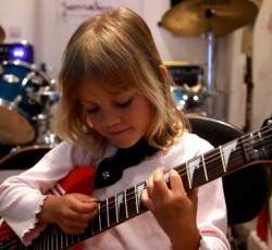 Εντυπωσιασμένος ο Slash από 10-χρονη κιθαρίστρια που παίζει το "Sweet Child O' Mine" 