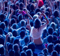 Καμπάνια εναντίον της σεξουαλικής παρενόχλησης των γυναικών σε συναυλίες 