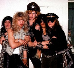 Η ιστορία των Guns N' Roses στο σινεμά με διάσημους πρωταγωνιστές 