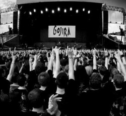 Οι τεχνικοί των Gojira ανεβαίνουν επί σκηνής και παίζουν το "Vacuity"